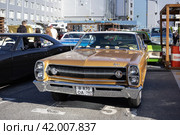 Винтажный светло-коричневый автомобиль AMC Marlin на выставке ретро транспорта Original Meet - Санкт-Петербург, Россия, Сентябрь 2023. Редакционное фото, фотограф Мария L. / Фотобанк Лори