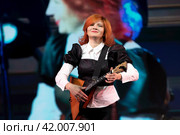 Музыкант Елена Ворфоломеева выступает на сцене выставки-форума "Россия" на ВДНХ в городе Москве, Россия (2024 год). Редакционное фото, фотограф Николай Винокуров / Фотобанк Лори