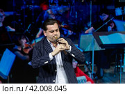Музыкант Арутюн Хачатрян исполняет музыку на армянском дудуке на сцене выставки-форума "Россия" на ВДНХ в городе Москве, Россия (2024 год). Редакционное фото, фотограф Николай Винокуров / Фотобанк Лори