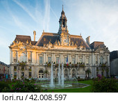 Tours City Hall in morning. Стоковое фото, фотограф Яков Филимонов / Фотобанк Лори