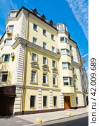 Ермолаевский переулок, дом 5, стр. 1. Летний солнечный день. Москва (2023 год). Редакционное фото, фотограф E. O. / Фотобанк Лори
