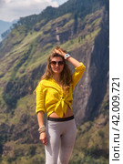 Portrait of pretty woman in sunglasses enjoying at tropical journey, looking at camera. Lovely adult lady posing at Sri Lanka Adam's peak mountain, landmark nature, Ella, Sri Lanka. Copy ad text space (2022 год). Стоковое фото, фотограф Aleksandr Golubev / Фотобанк Лори