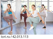 Slender young women dancers dance twist in modern way. Стоковое фото, фотограф Яков Филимонов / Фотобанк Лори