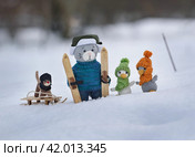 Игрушки на зимней прогулке. Стоковое фото, фотограф Dmitry29 / Фотобанк Лори