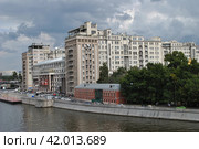 Московский государственный Театр Эстрады. «Дом на набережной». Улица Серафимовича, 2/20. Район Якиманка. Город Москва (2012 год). Редакционное фото, фотограф lana1501 / Фотобанк Лори