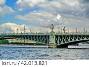Троицкий мост. Автодорожный металлический разводной мост через Неву в Санкт-Петербурге. Соединяет между собой Петроградский и 1-й Адмиралтейский острова. (2017 год). Стоковое фото, фотограф Сергей Елизарьев / Фотобанк Лори