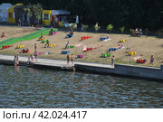 Городской пляж на Андреевской набережной. Москва (2014 год). Редакционное фото, фотограф lana1501 / Фотобанк Лори