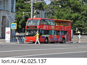Двухэтажный экскурсионный автобус City Sihgtseeng. Улица Волхонка. Район Хамовники. Город Москва (2014 год). Редакционное фото, фотограф lana1501 / Фотобанк Лори