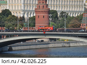 Двухэтажный экскурсионный автобус City Sihgtseeng. Большой Каменный мост. Москва (2014 год). Редакционное фото, фотограф lana1501 / Фотобанк Лори
