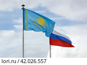 Флаги Российской Федерации и Казахстана на фоне  голубого неба (2023 год). Стоковое фото, фотограф Светлана Качанова / Фотобанк Лори