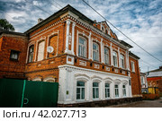 Старый кирпичный дом (Усадьба Хохловых, Богородск) (2021 год). Редакционное фото, фотограф Илья Старков / Фотобанк Лори