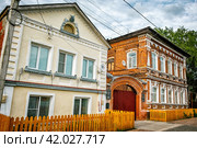 Старые кирпичные ворота меж двух зданий (усадьбы у Кабацкого пруда, Богородск) (2021 год). Редакционное фото, фотограф Илья Старков / Фотобанк Лори