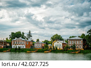 Кирпичные здания на берегу озера (Кабацкий пруд, Богородск) (2021 год). Редакционное фото, фотограф Илья Старков / Фотобанк Лори