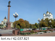 Вид на Триумфальную колонну и Храм Христа Спасителя на площади Победы в Калининграде (2022 год). Редакционное фото, фотограф Free Wind / Фотобанк Лори