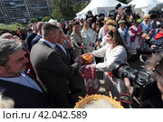 Дородная женщина угощает губернатора караваем хлеба. День России в Тюмени. (2023 год). Редакционное фото, фотограф Анатолий Матвейчук / Фотобанк Лори
