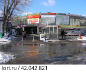 Салон связи "Связной", "МТС". Гастроном. ТЦ "Альбатрос". Измайловское шоссе, 69б. Район Измайлово. Москва (2012 год). Редакционное фото, фотограф lana1501 / Фотобанк Лори
