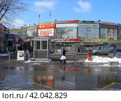 Салон связи "Связной". Гастроном. ТЦ "Альбатрос". Измайловское шоссе, 69б. Район Измайлово. Москва (2012 год). Редакционное фото, фотограф lana1501 / Фотобанк Лори