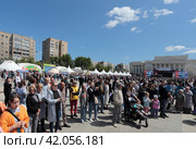 Площадь полна народа разных национальностей.. День России в Тюмени. (2023 год). Редакционное фото, фотограф Анатолий Матвейчук / Фотобанк Лори