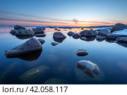 весенний лед на скалистом морском берегу. Стоковое фото, фотограф Данил Хусаинов / Фотобанк Лори
