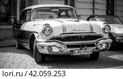 WERDER (HAVEL), GERMANY - MAY 20, 2023: The full-size car Pontiac Chieftain, 1956. Swirl bokeh. Art lens. Black and white. Oldtimer - Festival Werder Classics 2023. Редакционное фото, фотограф Sergey Kohl / Фотобанк Лори