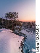 Сосна на утесе над скованной льдом рекой на закате. Стоковое фото, фотограф Сергей Егоров / Фотобанк Лори