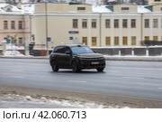 Electric crossover SUV Li Auto L7 driving in motion blur on city streets. Редакционное фото, фотограф Константин Григорьев / Фотобанк Лори