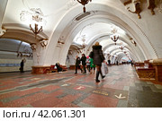 Интерьер станции метро "Арбатская" Арбатско-Покровской линии метро. Город Москва (2023 год). Редакционное фото, фотограф Александр Тараканов / Фотобанк Лори