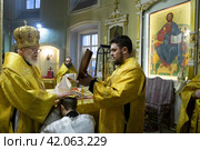 Священническая хиротония Олега Мухина в алтаре Преображенского кафедрального собора Балашихи (2024 год). Редакционное фото, фотограф Дмитрий Неумоин / Фотобанк Лори