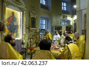 Духовенство в алтаре Преображенского кафедрального собора Балашихи (2024 год). Редакционное фото, фотограф Дмитрий Неумоин / Фотобанк Лори