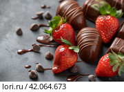 Decadent chocolate-dipped strawberries. Стоковое AI-изображение, AI-художник Данил Руденко / Фотобанк Лори