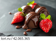 Decadent chocolate-covered strawberries. Стоковое AI-изображение, AI-художник Данил Руденко / Фотобанк Лори