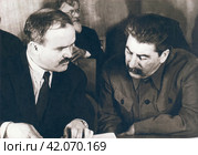 Иосиф Виссарионович Сталин (Джугашвили; 1878-1953) и Вячеслав Михайлович Молотов (Скрябин; 1890-1986). Москва, 1937 год. Редакционное фото, фотограф Сергей Елизарьев / Фотобанк Лори