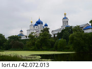 Церковь Рождества Богородицы. Замок Андрея Боголюбского и монастырский пруд. Летний пейзаж с водоемом и древней архитектурой. Боголюбово, 2018 год. Стоковое фото, фотограф Photolart / Фотобанк Лори