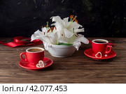 Still life to day of Valentine with lilies and coffee. Стоковое фото, фотограф Татьяна Ляпи / Фотобанк Лори