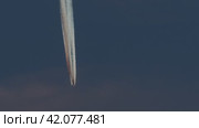 Airplane with vivid contrail in blue sky. Стоковое видео, видеограф Данил Руденко / Фотобанк Лори