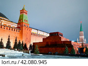 Ночной вид на мавзолей Ленина и Никольскую башню Московского кремля. Город Москва, Россия (2023 год). Стоковое фото, фотограф Александр Тараканов / Фотобанк Лори