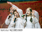 Казань, Татарстан, Россия – 29 января 2024: вокальный ансамбль девочек. Редакционное фото, фотограф Владимир Дресвянников / Фотобанк Лори