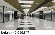 Diminishing passage in modern building (2023 год). Редакционное видео, видеограф Антон Гвоздиков / Фотобанк Лори
