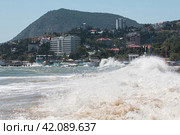 Республика Крым. Город Алушта. Шторм и непогода на чёрном море. Волны бьются о гранитную набережную (2018 год). Редакционное фото, фотограф Сергей Крамарев / Фотобанк Лори
