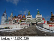 Въездные башни «Измайловского подворья». Измайловский кремль. Москва (2012 год). Редакционное фото, фотограф lana1501 / Фотобанк Лори