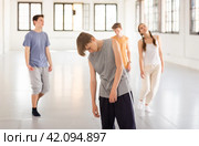Young artists performing uncommon dance. Стоковое фото, фотограф Яков Филимонов / Фотобанк Лори