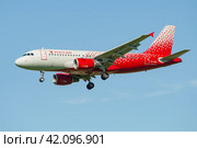 Самолет Airbus A319-100 «Ижевск» (VQ-BOX) авиакомпании Россия (Российские авиалинии) на глиссаде солнечным днем. Вид сбоку (2020 год). Редакционное фото, фотограф Виктор Карасев / Фотобанк Лори