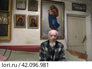 Балашихинский художник Владимир Иванович Бехтин среди своих работ (2024 год). Редакционное фото, фотограф Дмитрий Неумоин / Фотобанк Лори