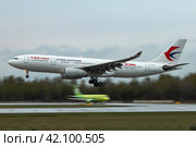 Самолет Airbus A330 авикомпании China Eastern Airlines заходит на посадку в аэропорту Пулково (2019 год). Редакционное фото, фотограф Сергей Крамарев / Фотобанк Лори