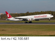 Самолет Boeing 777-300 авиакомпании Southwind Airlines совершает посадку (касается полосы) (2023 год). Редакционное фото, фотограф Сергей Крамарев / Фотобанк Лори