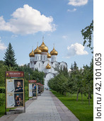 Город Ярославль, Россия. На бульваре Мира вдоль пешеходной дорожки развернута выставка фотопроекта "Жена героя" с портретами жен и матерей участников СВО (2023 год). Редакционное фото, фотограф Наталья Николаева / Фотобанк Лори