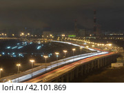 Санкт-Петербург. Ночной вид на кольцевую автодорогу (КАД), Пушкинский район (2020 год). Редакционное фото, фотограф Сергей Крамарев / Фотобанк Лори
