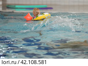 The kids playing in the pool sleeves and inflatable ring Splashes. Стоковое фото, фотограф Irina Kuchugurina/Gaudy / Фотобанк Лори