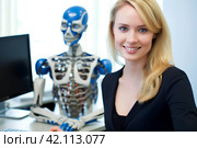 Молодая девушка и робот работают в офисе. Стоковое AI-изображение, AI-художник Щеголева Ольга / Фотобанк Лори