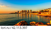 Tsemes Bay and Novorossiysk city beach (2022 год). Редакционное фото, фотограф Владимир Ушаров / Фотобанк Лори